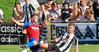 Luke Knapp (links) wirft sich in den Zweikampf. Der Einsatz auf Seiten des FSV Hollenbach gegen den VfR Aalen stimmte. Am Ende setzte sich der Tabellenführer aber mit 4:2 durch.
Foto: Marc Schmerbeck Luke Knapp (links) wirft sich in den Zweikampf. Der Einsatz auf Seiten des FSV Hollenbach gegen den VfR Aalen stimmte. Am Ende setzte sich der Tabellenführer aber mit 4:2 durch.
Foto: Marc Schmerbeck