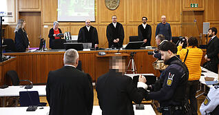 Mit mehreren Messerstichen soll ein 35 Jahre alter Mann einen Polizisten angegriffen haben.