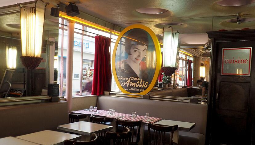 Ein Blick in das &laquo;Caf&eacute; des Deux Moulins&raquo;, in dem die Hauptdarstellerin Audrey Tautou in &laquo;Die fabelhafte Welt der Am&eacute;lie&raquo; als Kellnerin arbeitet.