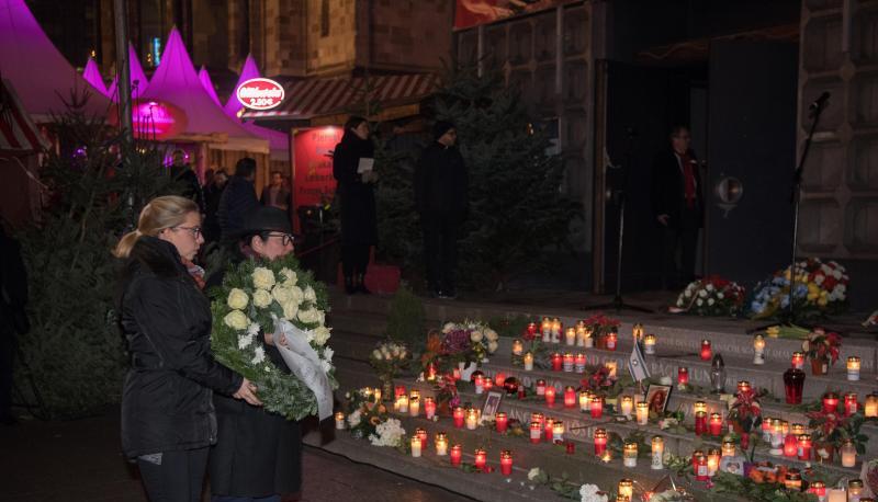 Angehörige der Opfer des Anschlags auf dem Breitscheidplatz gedenken ihren verstorbenen Angehörigen. Angehörige der Opfer des Anschlags auf dem Breitscheidplatz gedenken ihren verstorbenen Angehörigen.