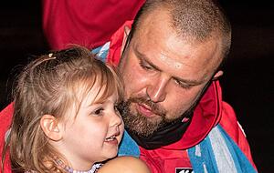Papa-Tochter-Moment nach dem Sieg: Eduard Popp mit der dreij&auml;hrigen Lilien.