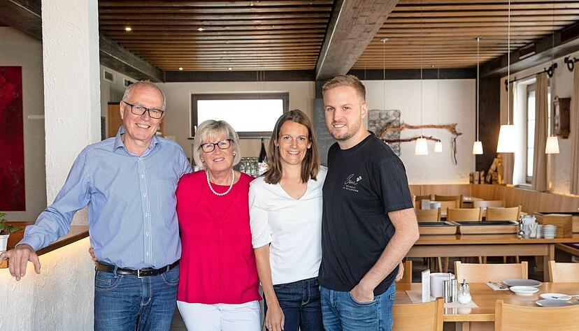 Ein eingeschworenes Team (v.l.) Franz, Monika, Julia und Alexander Bauer in ihrem Besen in Sontheim. Das Weingut besteht seit nunmehr 50 Jahren.
Foto: Andreas Veigel
