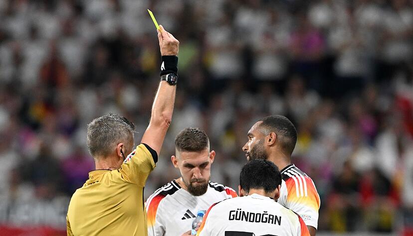 Jonathan Tah (r) wird wegen einer Gelbsperre im EM-Achtelfinale fehlen.