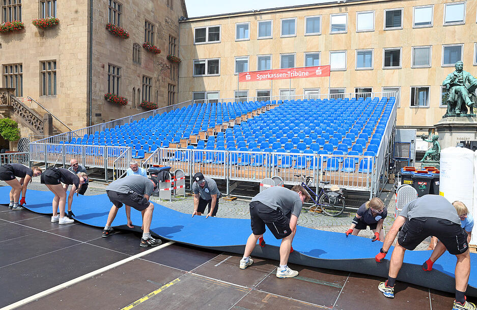 Auf den Trib&uuml;nen direkt auf dem Heilbronner Marktplatz k&ouml;nnen Zuschauer das Hochsprung-Meeting verfolgen.