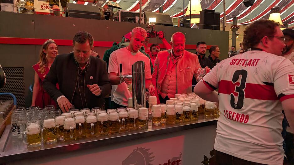 Nach dem Fassanstich ging es f&uuml;r Demirovic an den Zapfhahn.