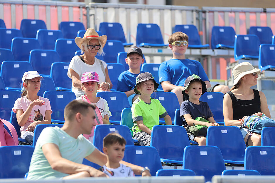 Strahlender Sonnenschein und tosender Applaus begleiten das U23-Springen auf dem Heilbronner Marktplatz.