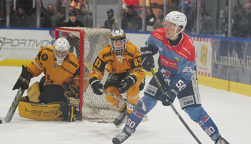 Aiden Wagner (rechts) hat gegen F&uuml;ssen sein erstes Spiel f&uuml;r die Heilbronner Falken gemacht.