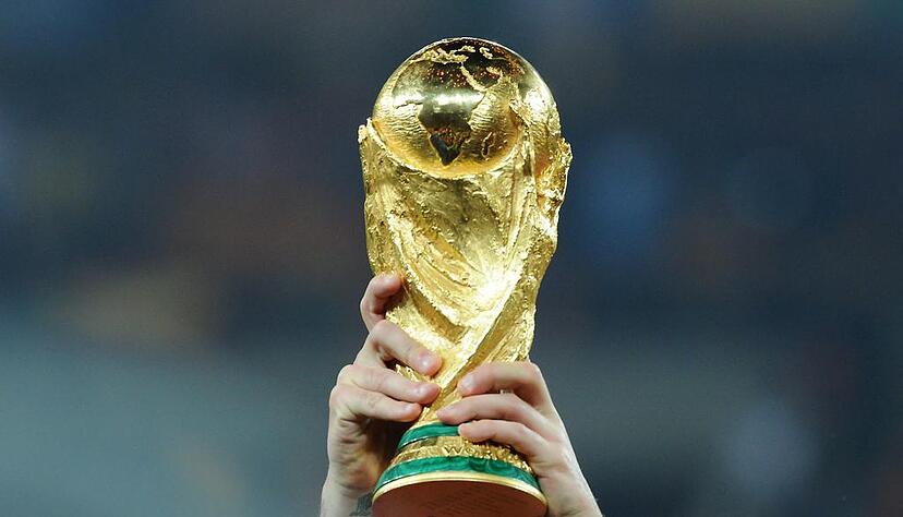 Der goldene Pokal ist das Ziel aller WM-Teilnehmer. Ab 2026 sollen 48 Mannschaften um die Trophäe spielen.