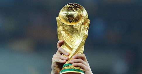 Der goldene Pokal ist das Ziel aller WM-Teilnehmer. Ab 2026 sollen 48 Mannschaften um die Trophäe spielen.