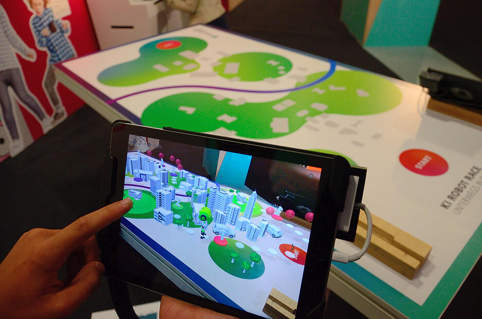 Auf der MS Wissenschaft: Mit Augmented Reality wird das reale Spielfeld zum Leben erweckt. Auf der MS Wissenschaft: Mit Augmented Reality wird das reale Spielfeld zum Leben erweckt.