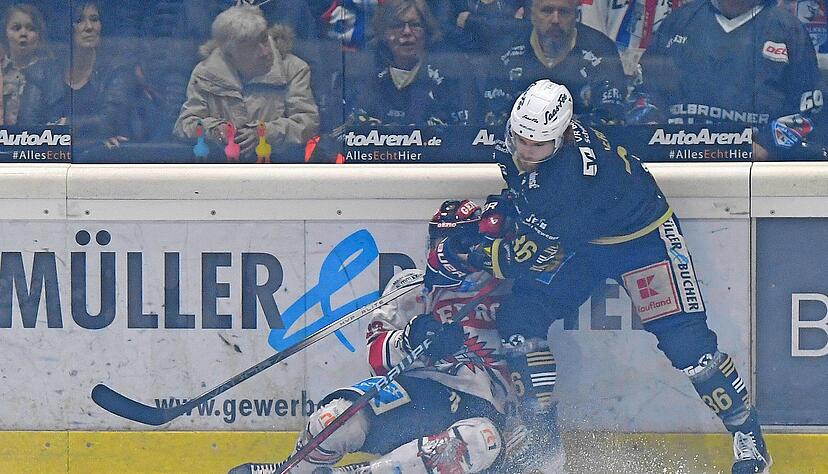 Memmingen und Heilbronn schenkten sich nichts, k&auml;mpften hart: Am Ende haben aber wieder die Falken um Sam Verelst (rechts) das bessere Ende f&uuml;r sich.
Foto: Mario Berger