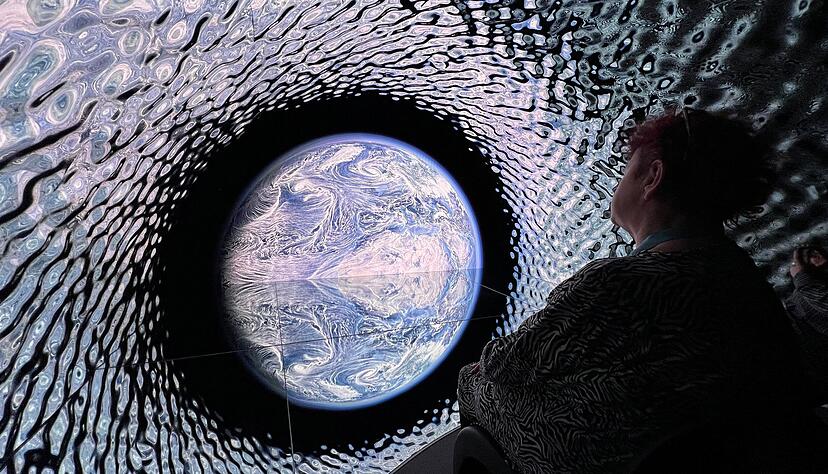 Die Badewelt Sinsheim lädt in den "Immersive Horizon" ein, ein futuristisch anmutender Raum, in dem immer sechs Personen gleichzeitig eine geführte Atemmeditation erhalten.