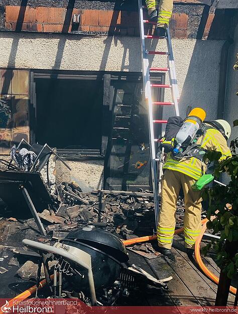 Flammen greifen bei einem Grillunfall in Heilbronn-Biberach von der Terrasse auf die Hausfassade &uuml;ber.