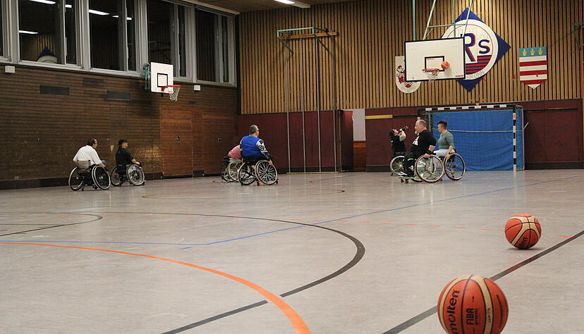 Beim Rollstuhlbasketball gelten im Wesentlichen die selben Regeln. Spielfeldmaße und Körbhöhe sind gleich. In einer Mannschaft dürfen aber sowohl Männer als auch Frauen, Menschen mit Behinderung als auch Fußgänger spielen. Beim Rollstuhlbasketball gelten im Wesentlichen die selben Regeln. Spielfeldmaße und Körbhöhe sind gleich. In einer Mannschaft dürfen aber sowohl Männer als auch Frauen, Menschen mit Behinderung als auch Fußgänger spielen.