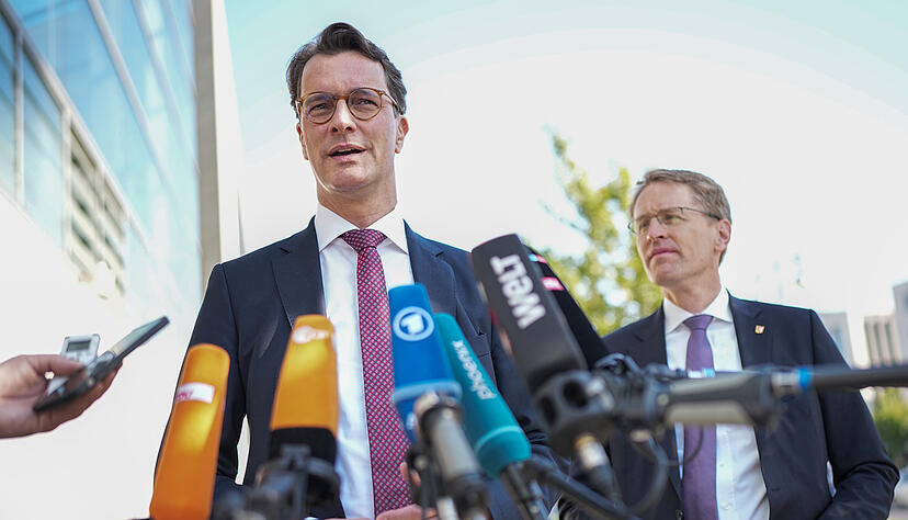 Bei der Landtagswahl in Schleswig Holstein erreichte die CDU mit Daniel Günther (rechts) das beste Ergebnis. Von diesem Erfolg erhofft sich Hendrik Wüst (links) Rückenwind für die NRW-Wahl. Bei der Landtagswahl in Schleswig Holstein erreichte die CDU mit Daniel Günther (rechts) das beste Ergebnis. Von diesem Erfolg erhofft sich Hendrik Wüst (links) Rückenwind für die NRW-Wahl.