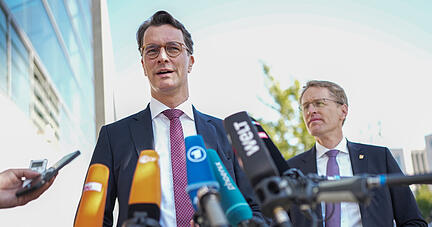 Bei der Landtagswahl in Schleswig Holstein erreichte die CDU mit Daniel Günther (rechts) das beste Ergebnis. Von diesem Erfolg erhofft sich Hendrik Wüst (links) Rückenwind für die NRW-Wahl.