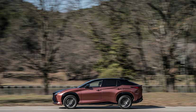 4,82 Meter ist der Lexus RZ 450e lang. Die spitzzulaufende Front und das abgeschnittene Heck verpassen ihm zudem eine Keilform.