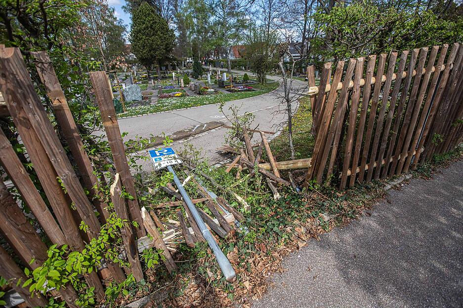 Aus noch unbekannter Ursache beschleunigte der 86-Jährige seine Mercedes S-Klasse stark, durchbrach mit dem Fahrzeug einen Holzzaun und fuhr aufs Gelände des Friedhofs, wo er mehrere Dutzend Gräber beschädigte. Aus noch unbekannter Ursache beschleunigte der 86-Jährige seine Mercedes S-Klasse stark, durchbrach mit dem Fahrzeug einen Holzzaun und fuhr aufs Gelände des Friedhofs, wo er mehrere Dutzend Gräber beschädigte.