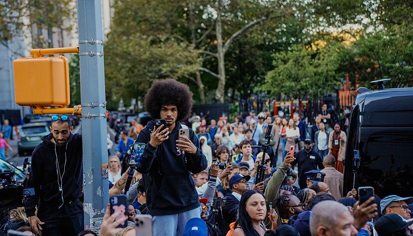 Viele Schaulustige versammelten sich vor dem Gericht.