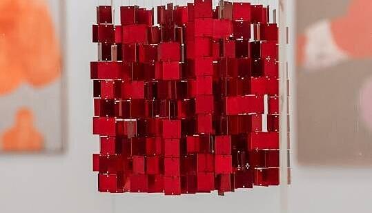 Raumobjekte, Raster- und Nagelbilder machen Hal Busse zur Avantgardistin.