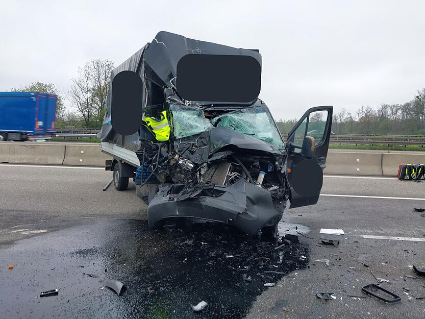 Der Fahrer ist bei dem Unfall schwer verletzt worden.
