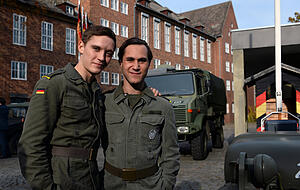 Die Schauspieler Jonas Nay (links) und Ludwig Trepte während eines Fototermines am Set der achtteiligen RTL-Serie «Deutschland!» Foto: dpa Die Schauspieler Jonas Nay (links) und Ludwig Trepte während eines Fototermines am Set der achtteiligen RTL-Serie «Deutschland!» Foto: dpa