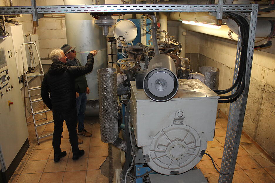 Im Inneren des Blockheizkraftwerks ist es extrem laut. Von Außen bekommt man von der Geräuschkulisse kaum etwas mit. Im Inneren des Blockheizkraftwerks ist es extrem laut. Von Außen bekommt man von der Geräuschkulisse kaum etwas mit.