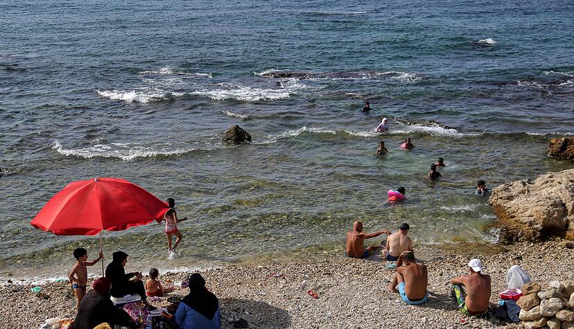 Viele Familien im Libanon gehen trotz verschmutztem Wasser an den wenigen &ouml;ffentlichen Str&auml;nden baden, weil sie sich die privaten Resorts nicht leisten k&ouml;nnen.