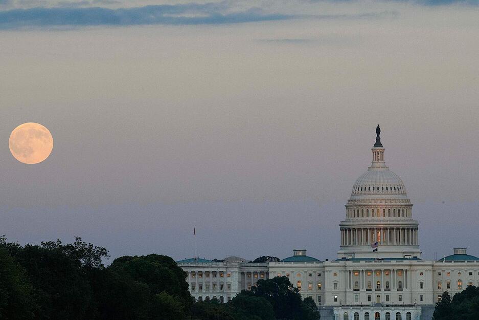 Der Supermond geht hinter dem US-Kapitol auf. Das Himmelsphänomen kann im Jahr 2025 noch zwei Mal beobachtet werden.