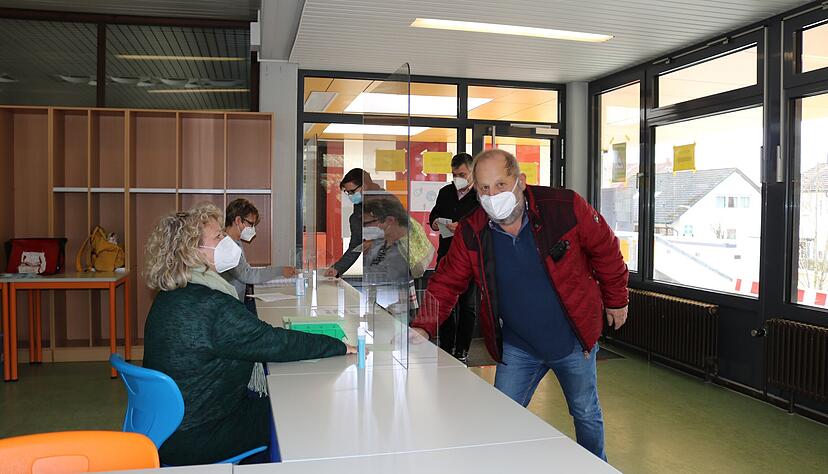 Bei der Landtagswahl 2021 herrschten strenge Schutzma&szlig;nahmen inmitten der Corona-Pandemie. Unser Bild zeigt das damalige Wahllokal im &Ouml;hringer Hohenlohe-Gymnasium.