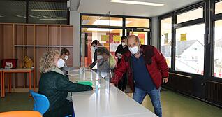 Bei der Landtagswahl 2021 herrschten strenge Schutzma&szlig;nahmen inmitten der Corona-Pandemie. Unser Bild zeigt das damalige Wahllokal im &Ouml;hringer Hohenlohe-Gymnasium.