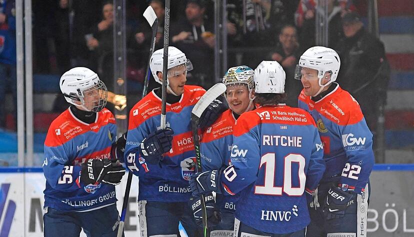 Pascal Widmann (von links) bejubelt mit Leon Fern, Calder Anderson, Nolan Ritchie und Thore Weyrauch das 1:0.