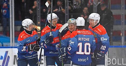 Pascal Widmann (von links) bejubelt mit Leon Fern, Calder Anderson, Nolan Ritchie und Thore Weyrauch das 1:0.