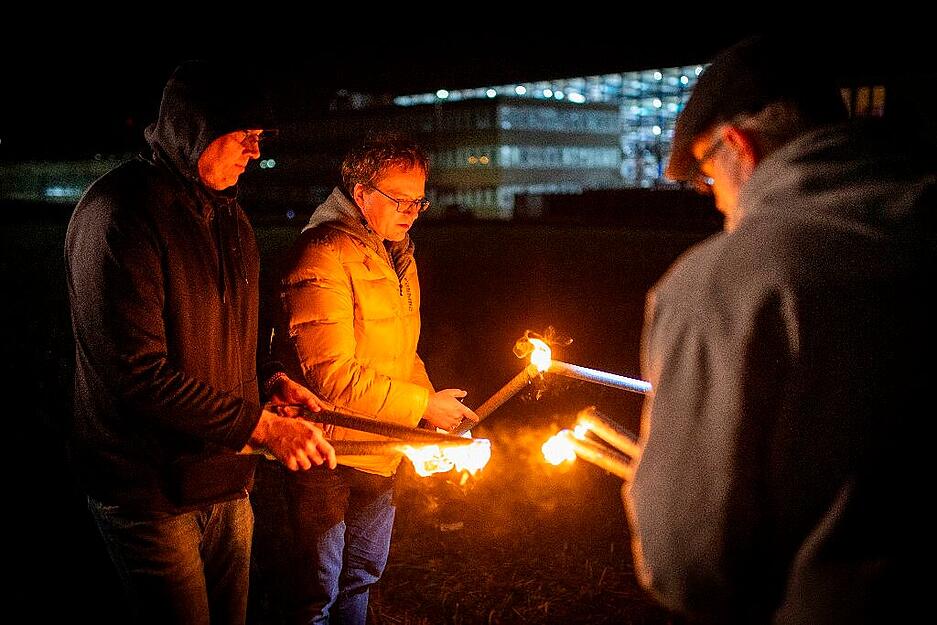 Bosch-Beschäftigte haben in Leonberg mit einer Nacht-Aktion gegen den Stellenabbau ihres Unternehmens demonstriert.