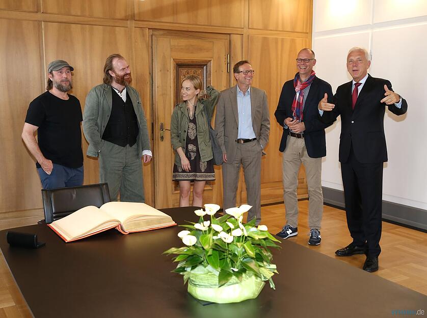 Schauspieler tragen sich ins G&auml;stebuch der Stadt ein | 27.07.