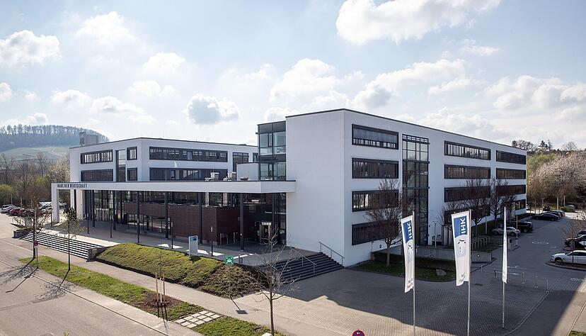 Die IHK Heilbronn-Franken kritisiert die von US-Präsident Trump beschlossenen Zölle hart. Die Unternehmen der Region dürften die Maßnahmen hart treffen. Die IHK Heilbronn-Franken kritisiert die von US-Präsident Trump beschlossenen Zölle hart. Die Unternehmen der Region dürften die Maßnahmen hart treffen.