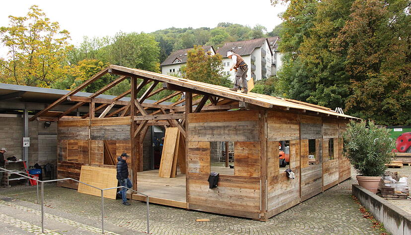 Gegen Mittag ist der Hüttenbau am Biergarten in Künzelsau schon gut vorangekommen. Innerhalb nur eines Tages ist das Gebäude fertig – zumindest von außen. Gegen Mittag ist der Hüttenbau am Biergarten in Künzelsau schon gut vorangekommen. Innerhalb nur eines Tages ist das Gebäude fertig – zumindest von außen.