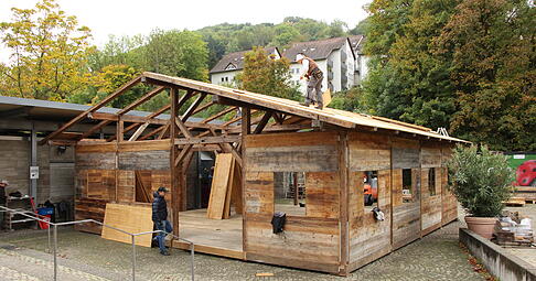 Gegen Mittag ist der Hüttenbau am Biergarten in Künzelsau schon gut vorangekommen. Innerhalb nur eines Tages ist das Gebäude fertig – zumindest von außen.