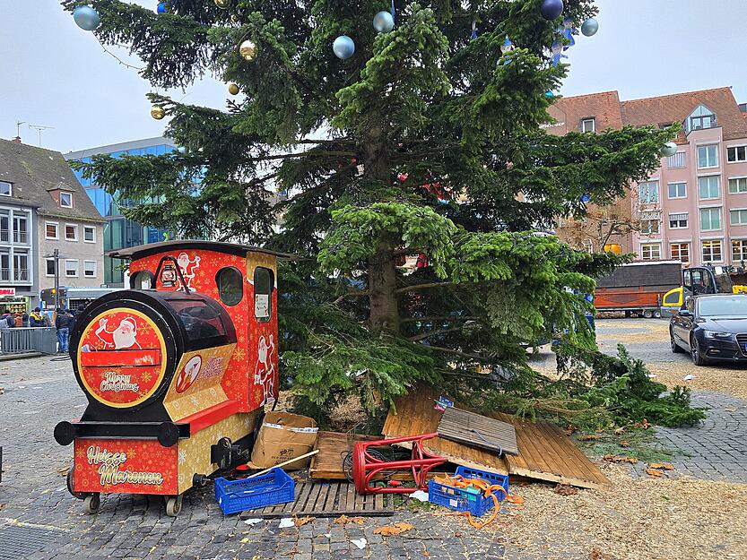 Mit dem Abbau endet die festliche Phase im &ouml;ffentlichen Raum.
