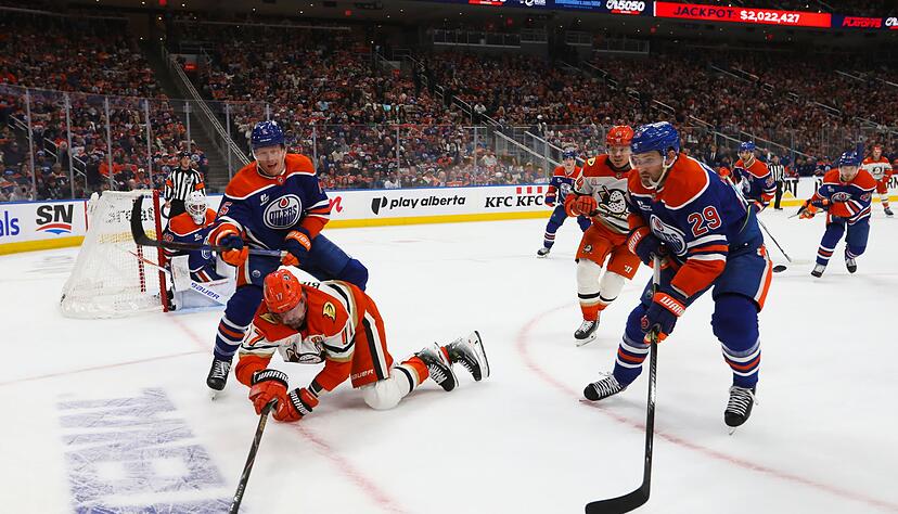 Leon Draisaitl (r) konnte die Niederlage der Edmonton Oilers nicht verhindern.