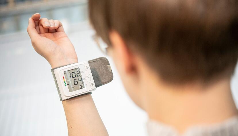 Die Handgelenkmessung ist bei Rauchern, Diabetikern und Menschen mit Gefäßerkrankungen möglicherweise weniger genau, da ihre Blutgefäße verengt und verhärtet sein können.