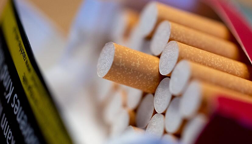 Eine ge&ouml;ffnete Zigarettenpackung liegt auf einem Tisch.