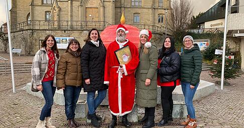 Bis zum 12. Dezember können noch Geschenke für die Aktion "Wichteln gegen die Einsamkeit" abgegeben werden. Beim Verteilen in den Senioreneinrichtungen sind auch Weihnachtsmänner dabei.