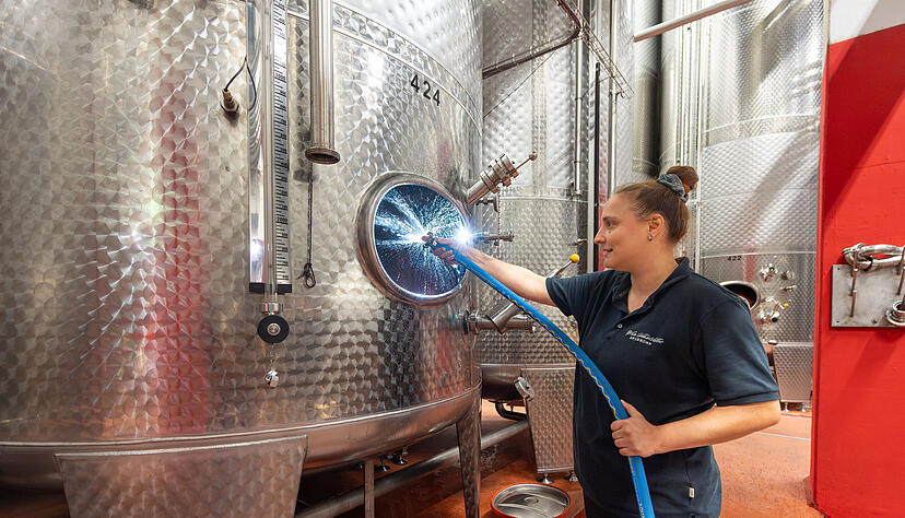 Die letzten Edelstahl-Gärtanks werden gesäubert. Die Genossenschaftskellerei Heilbronn ist für den Herbstauftakt an diesem Montag gerüstet. Die letzten Edelstahl-Gärtanks werden gesäubert. Die Genossenschaftskellerei Heilbronn ist für den Herbstauftakt an diesem Montag gerüstet.