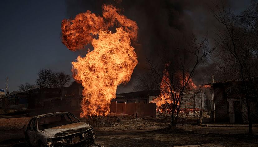 Flammen und Rauch steigen nach einem russischen Angriff in Charkiw auf.
