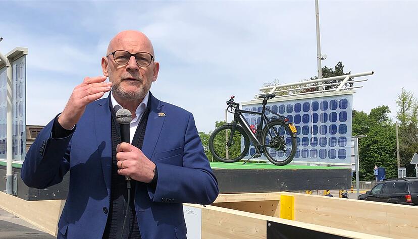 Landesverkehrsminister Winfried Hermann (Bündnis 90/ Die Grünen) bei dem Projekt «Bike Highways». Landesverkehrsminister Winfried Hermann (Bündnis 90/ Die Grünen) bei dem Projekt «Bike Highways».