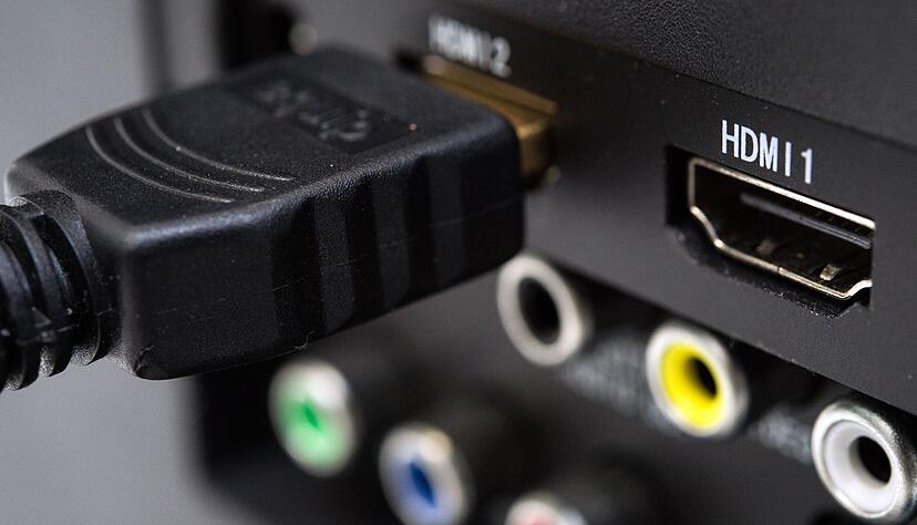 Ohne HDMI-Anschl&uuml;sse am Fernseher geht's nicht: Drei bis vier von ihnen sollten es am TV-Ger&auml;t schon sein, empfehlen Experten.