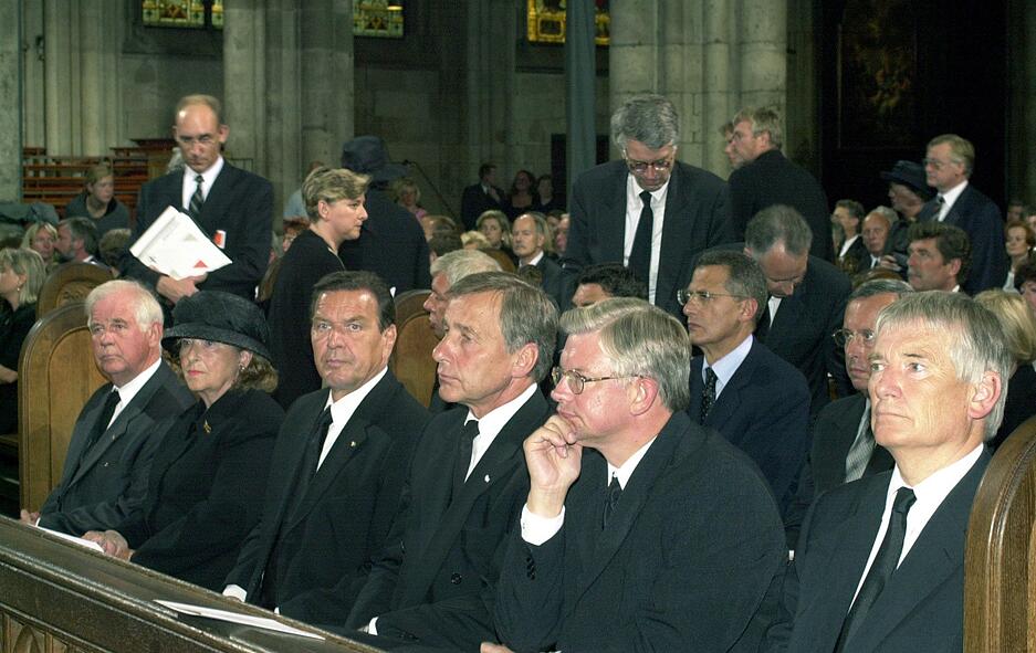Auch im Kölner Dom wurde der Opfer gedacht. Vor Beginn des ökumenischen Gedenkgottesdienstes sitzen Bundesratspräsident Kurt Biedenkopf (von links), seine Frau Ingrid Biedenkopf, Bundeskanzler Gerhard Schröder, NRW-Ministerpräsident Wolfgang Clement, der hessische Ministerpräsident Roland Koch und Bundesinnenminister Otto Schily in der ersten Reihe des Gestühls im . An der Trauerfeier für die drei Wochen zuvor ums Leben gekommenen 113 Menschen nahmen auch etwa 160 Angehörige teil.