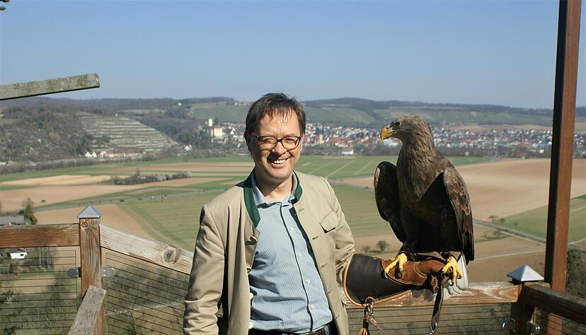 Burgherr Bernolph von Gemmingen-Guttenberg hat das Zutrauen des Europäischen Seeadlers "Lorbas" gewonnen. Die majestätischen Tiere der Greifenwarte werden bald wieder über dem Neckartal kreisen. Burgherr Bernolph von Gemmingen-Guttenberg hat das Zutrauen des Europäischen Seeadlers "Lorbas" gewonnen. Die majestätischen Tiere der Greifenwarte werden bald wieder über dem Neckartal kreisen.