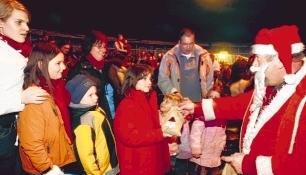 Ein schöner Anblick: freudestrahlende Kinder und zufriedene Erwachsene. Ein Firmengeschenk, das mehr Sinn macht als eine Flasche Rotwein.Foto: Marc Schmerbeck
